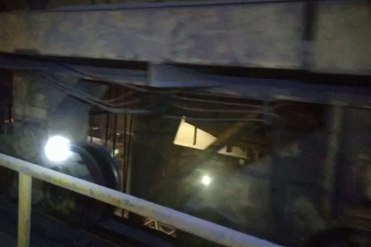 鲅魚圈煉鋼總廠450t吊車涂油裝置現場運行